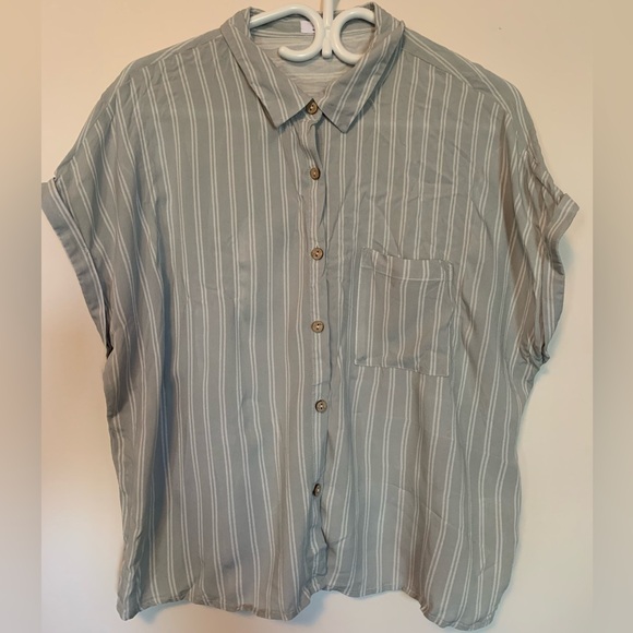 🌼TEES AND TANKS 3 FOR 25$🌼 Green striped button up top - Picture 1 of 2